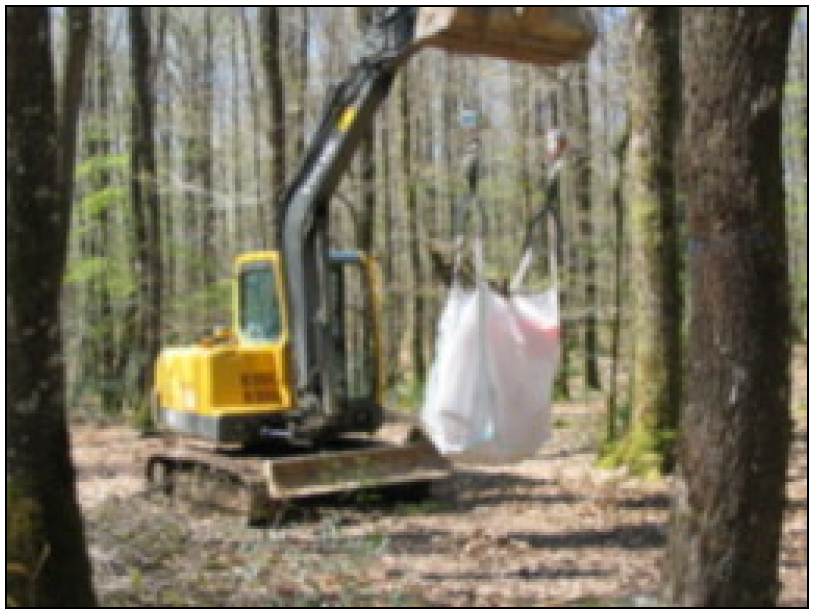 Transporting disks and aliquots in a sand or grain bag (photo: J.-F. Picard).